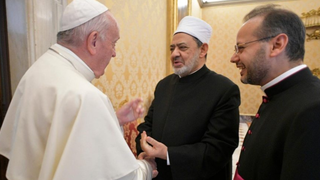 El Papa saluda al Gran Iman Al-Tayeb