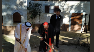 Cardenal Omella y Sr. Mohammad AlShamsi plantando un Ghaf, el árbol simbolo de la tolerancia