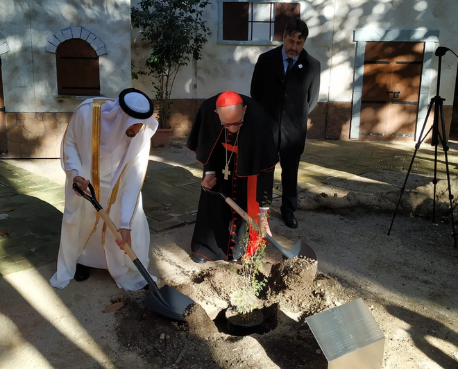 Cardenal Omella y Sr. Mohammad AlShamsi plantando un Ghaf, el árbol simbolo de la tolerancia