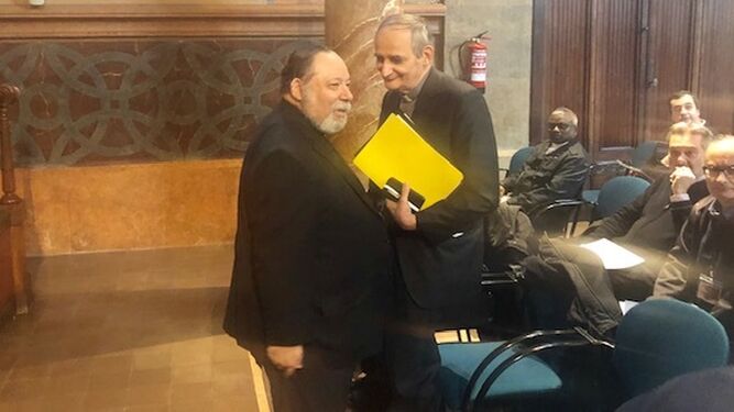 Zuppi entre otros miembros de la jerarquía católica