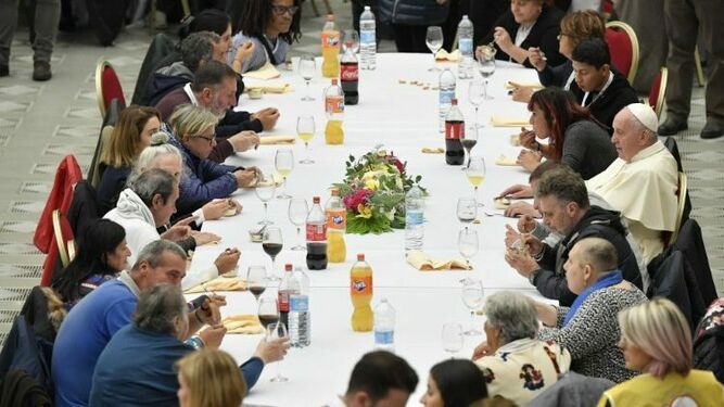 Francisco almuerza con los pobres