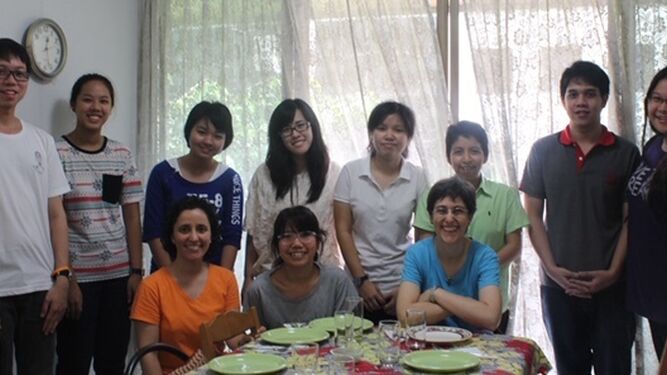 La misionera en Tailandia con jóvenes de la universidad