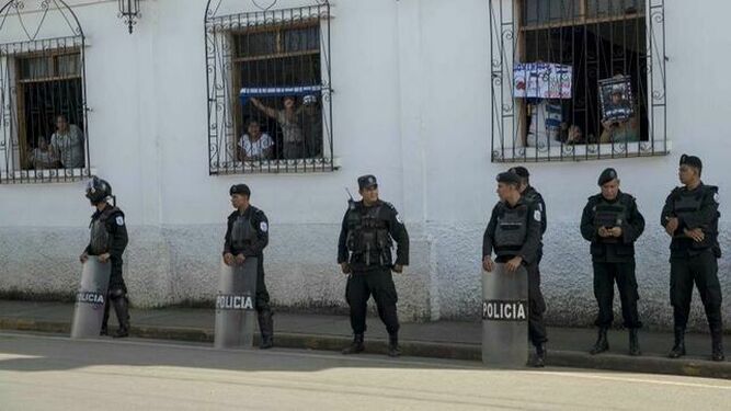 Cordón de seguridad frente a la iglesia nicaragüense de San Miguel, todavía con madres en huelga de hambre