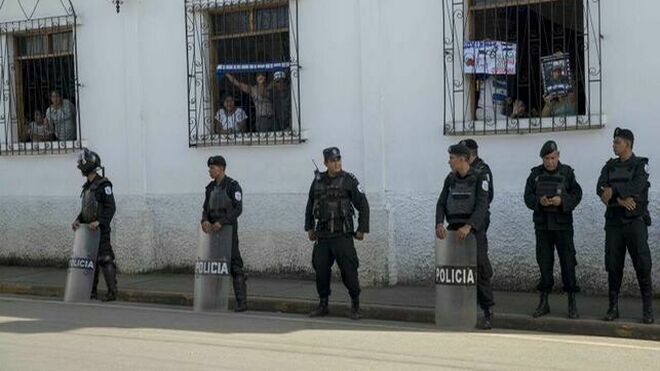 Cordón de seguridad frente a la iglesia nicaragüense de San Miguel