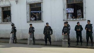 Cordón de seguridad frente a la iglesia nicaragüense de San Miguel