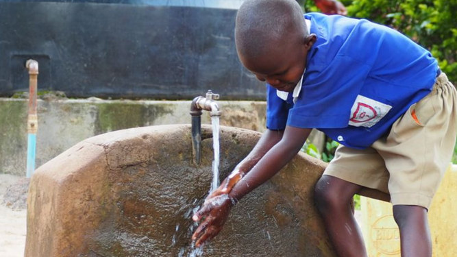 La Iglesia lucha por ofrecer agua limpia en sus instalaciones