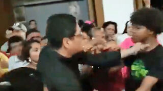 Simpatizantes de Ortega golpean a un sacerdote y a una monja en la catedral de Managua