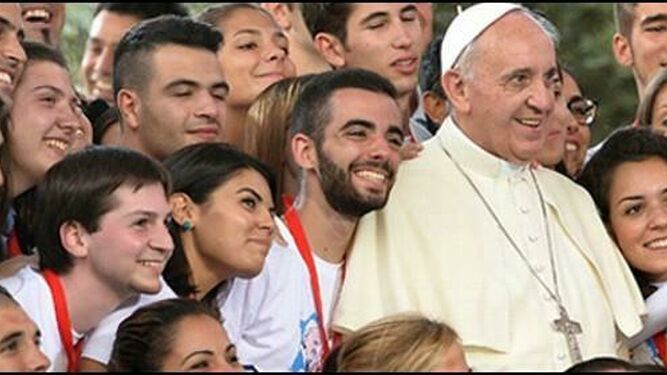 El papa Francisco rodeado de jóvenes