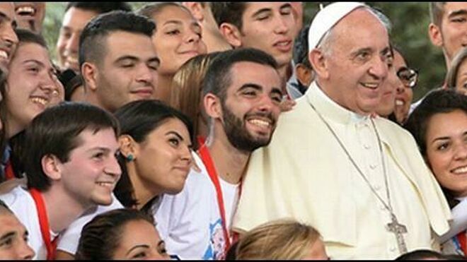 El papa Francisco rodeado de jóvenes