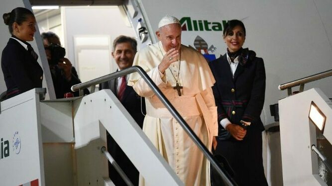 El Papa, entrando en el avión que le llevó a Bangkok