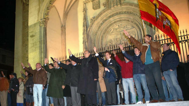 Homenaje a Franco ante la catedral de Toledo