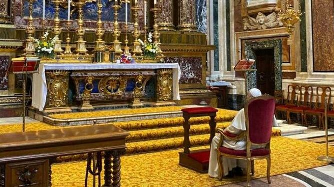 El Papa acude a rezar a Santa María la Mayor antes de partir hacia Tailandia y Japón