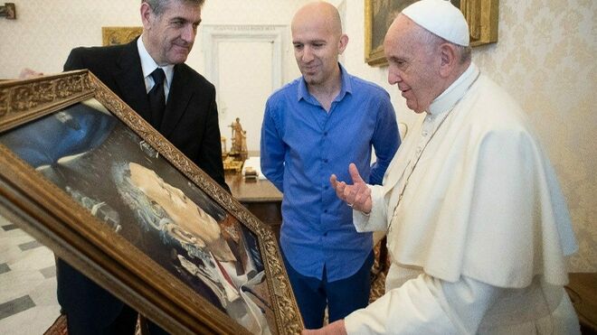 Francisco contempla la obra del argentino Gustavo Masó 'La palabra oculta', un lugar de encuentro entre Borges y Bergoglio