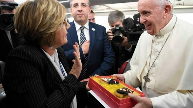Eva Fernández le entregó los muñecos al Papa