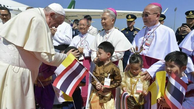 Bergoglio recibe al abrazo de los niños de Bangkok