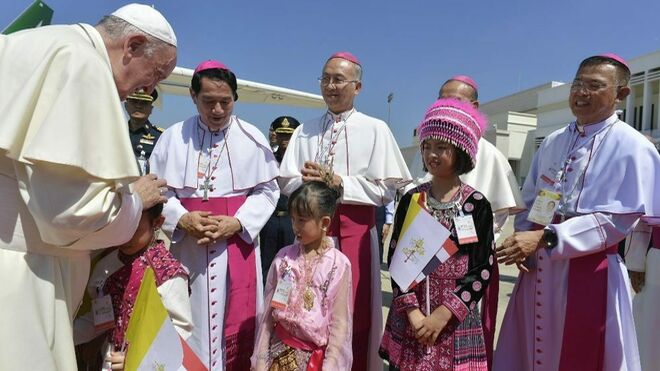 Bergoglio recibe al abrazo de los niños de Bangkok