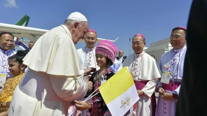 Bergoglio recibe al abrazo de los niños de Bangkok