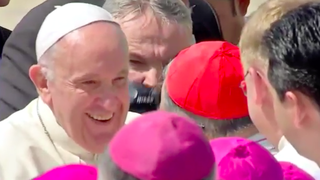 Francisco sonríe a su llegada a Bangkok