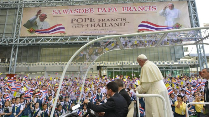 Baño de masas del Papa en Bangkok