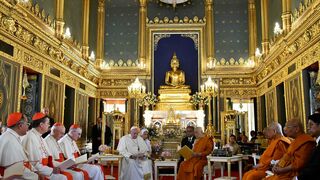 Francisco, con el Patriarca Supremo de los Budistas, Somdej Phra Maha Muneewong