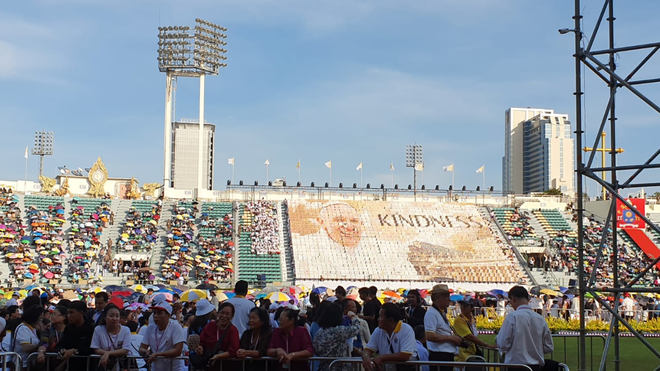 Esperando la entrada del Papa para iniciar la misa