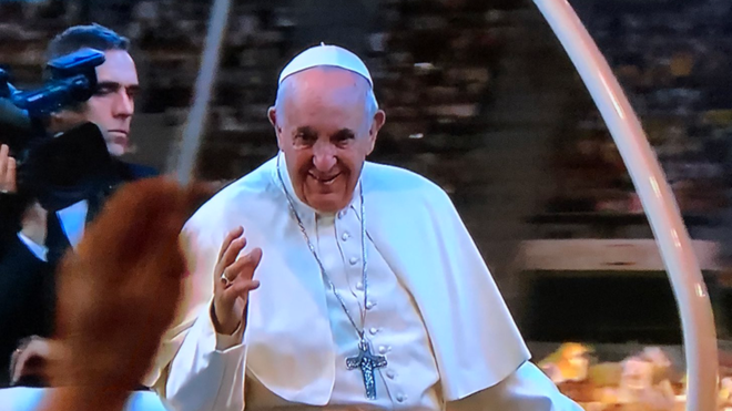 Francisco, saludando a los fieles