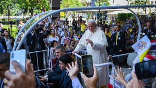 El papa es recibido entre banderines y canciones en Bangkok