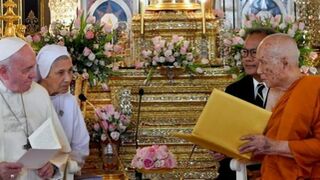 Francisco durante su encuentro con el Patriarca upremo de los budistas de Bangkok
