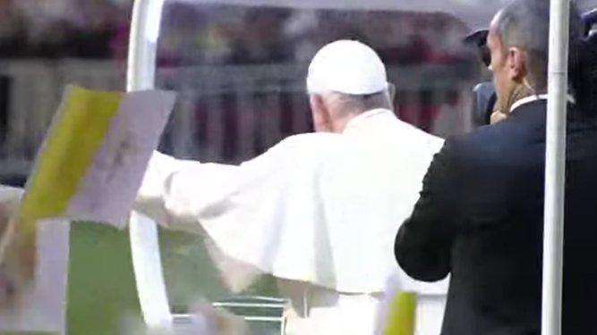 El Papa entra en el estadio