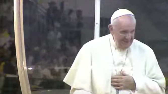 Reverencia del Papa ante la multitud en Bangkok