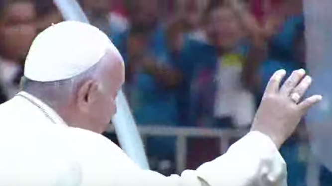 Saludando a los fieles tailandeses