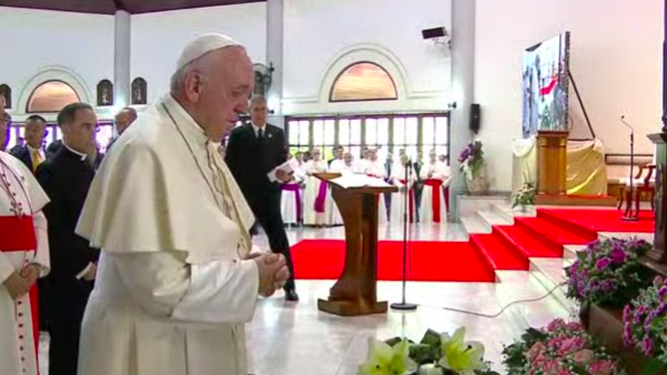 Francisco ora en la parroquia de San Pedro