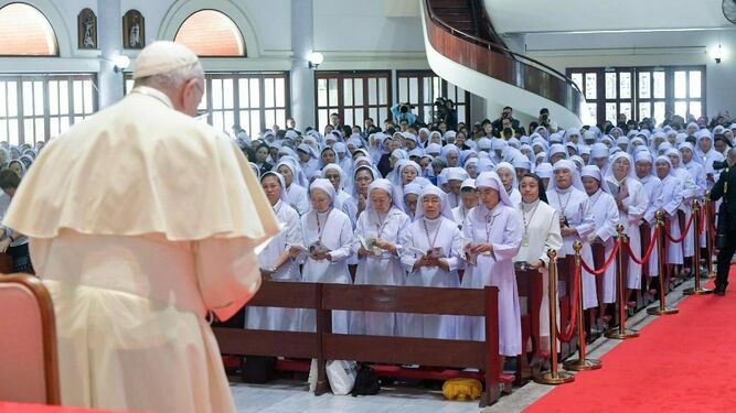 El Papa, con religiosas asiáticas