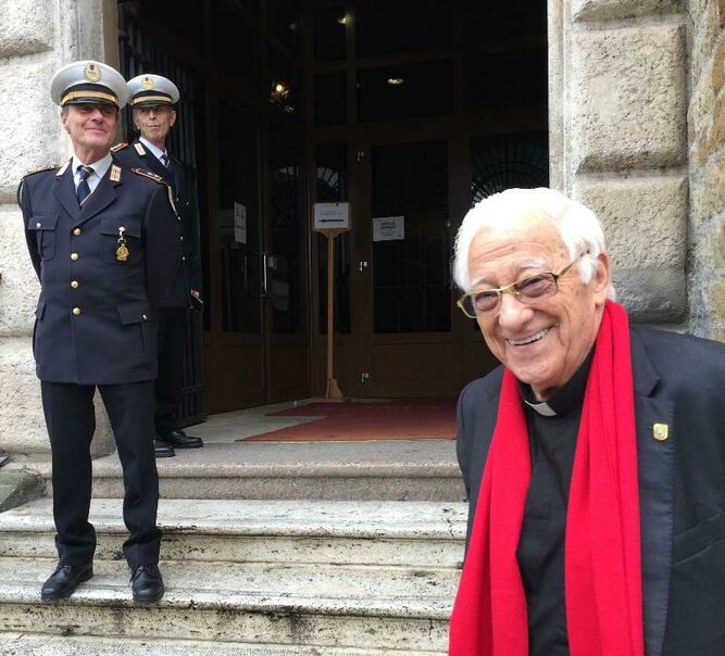 Padre Ángel en la puerta del Ayuntamiento de Roma