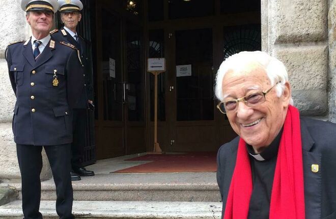 Padre Ángel en la puerta del Ayuntamiento de Roma