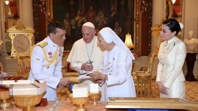 Francisco y su traductora, Ana Rosa, en la reunión privada con el rey Rama X y su esposa Suthida