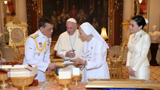 Francisco y su traductora, Ana Rosa, en la reunión privada  con el rey Rama X y su esposa Suthida