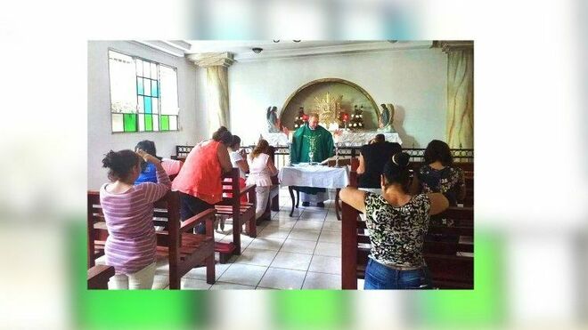 El padre Edwin y las madres en la iglesia de Masaya