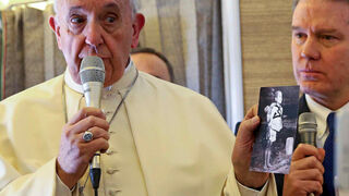Francisco muestra la imagen del niño de Nagasaki
