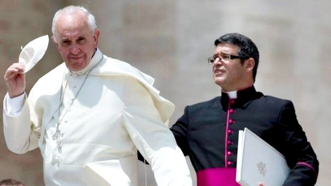 Francisco cambiará a su secretario privado, el argentino Fabián Pedacchio