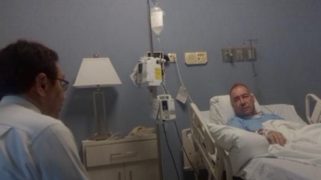 El sacerdote, visitado en el hospital