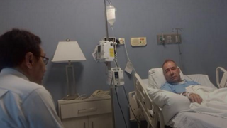 El sacerdote, visitado en el hospital