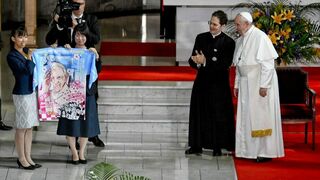 El Papa, con el 'kimono' japonés