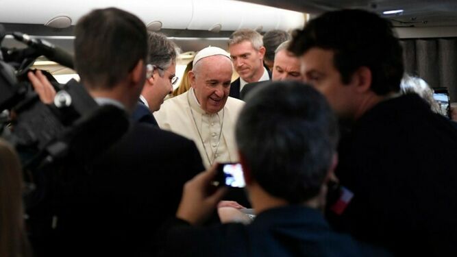 El Papa, con los periodistas en un vuelo papal