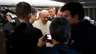El Papa, con los periodistas en el vuelo papal