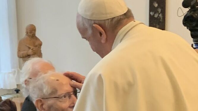 El Papa bendice a Adolfo Nicolás, sj. en Japón