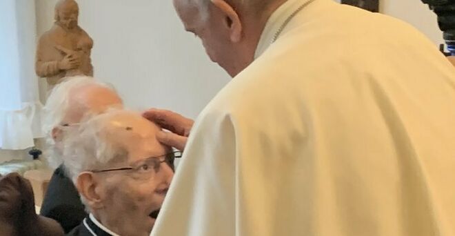 El Papa bendice a Adolfo Nicolás, sj. en Japón