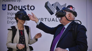 El rector José María Guibert y la viceconsejera Estíbaliz Hernáez prueban en laboratorio Virtualware, esta mañana en la inauguración de este espacio de realidad virtual