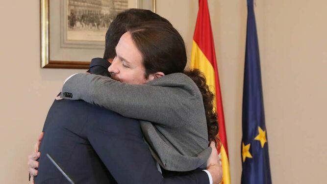 El abrazo que selló el preacuerdo entre Pedro Sánchez y Pablo Iglesias
