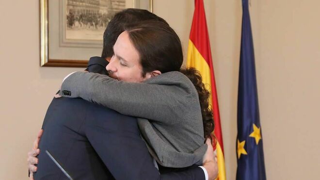 El abrazo que selló el preacuerdo entre Pedro Sánchez y Pablo Iglesias